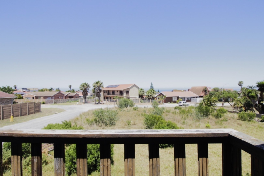 6 Bedroom Property for Sale in Wavecrest Eastern Cape